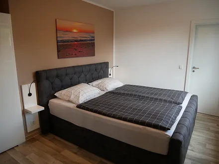 Schlafzimmer mit Doppelbett 