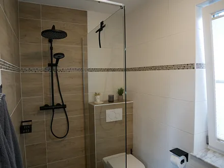 Dusche und WC im Bad 