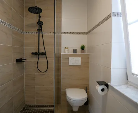 WC und ebenerdige Dusche im Bad