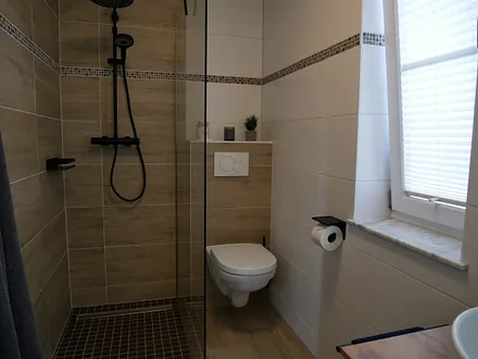 WC und ebenerdige Dusche im Bad