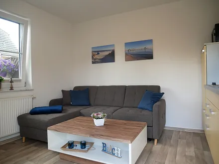 Wohnzimmer mit Couch 