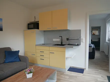 Küchenzeile und Tür zum Schlafzimmer 