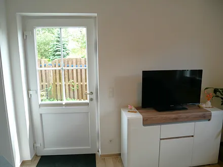 Eingangstür und TV 