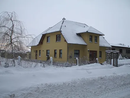 Gesamtansicht im Winter - Nordostseite -, wann wirds mal wieder richtig Winter ?
