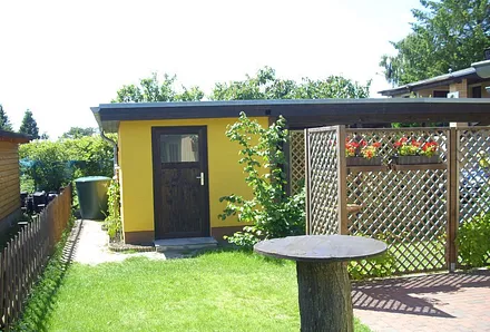 Unsere " Klön -" und Grillecke;  zwischenzeitlich gut bewachsen