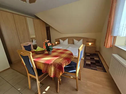 Essbereich zwischen Küchenzeile und Doppelbett