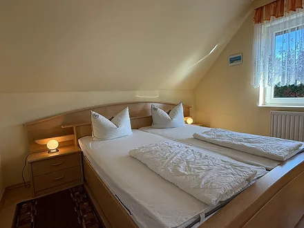 Doppelbett im separatem Schlafzimmer