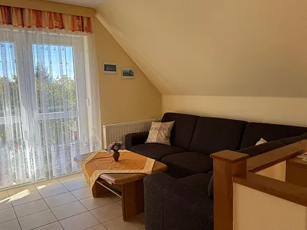 Innenansicht mit Couch ( Aufbettung für 3. Person )