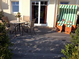 großzügige Terrasse mit eigenem Strandkorb und Wasserblick zur Insel Hiddensee