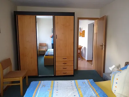Blick auf den Kleiderschrank