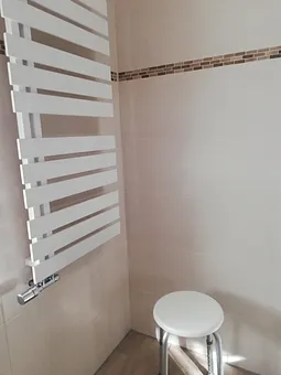Im Bad/Heizkörper und Duschhocker