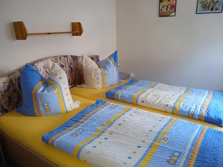 Doppelbett im Schlafzimmer