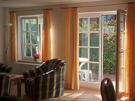 Wohnzimmer mit Blick auf die Terrasse zur Südseite