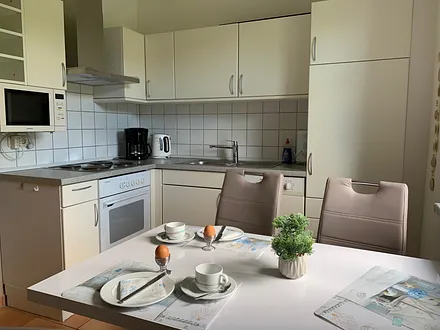 Küche mit Herd, Kühlschrank, Mikrowelle, Spülmaschine u. v. m.  