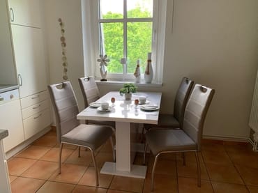 Küche mit Esstisch 