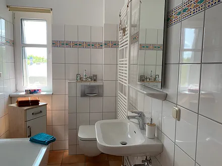 Bad mit Duschwanne und WC 