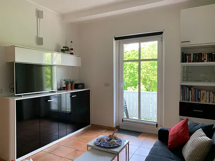 Wohnzimmer mit Balkon, Querschrankbett (0,9 x 2 m), 40" FullHD-LCD Fernseher u. v. m. 