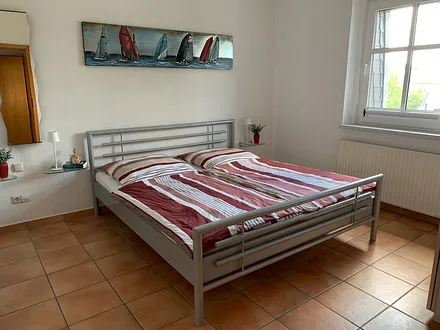Schlafzimmer mit Doppelbett(1,8 x 2 m)