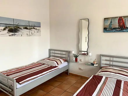 Schlafzimmer mit Doppelbett(1,8 x 2 m)  und Einzelbett 0,9 x 2 m)