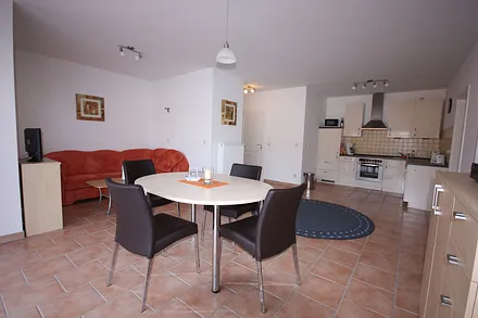 Essplatz mit Blick in den Garten