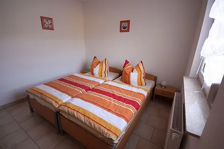 Schlafzimmer 1 mit Doppelbett 