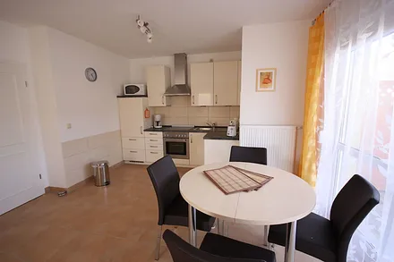 Esstisch und Küchenzeile