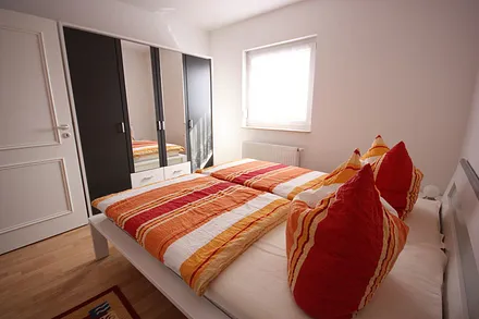 Schlafzimmer mit Spiegelschrank