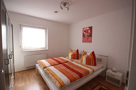 Schlafzimmer mit Doppelbett