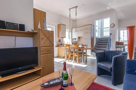 Wohnbereich mit Blick auf die Küche und Aufgang zur Dachterasse