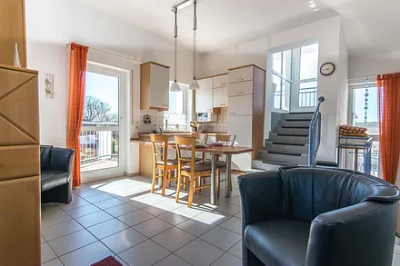 Küche und Essbereich, links geht es zum Seitenbalkon