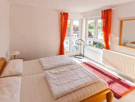 Schlafzimmer mit Blick von der Zimmertür aus