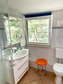 Frischzelle - Bad mit Dusche, Föhn & Co.