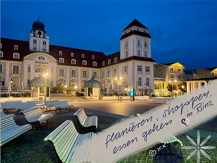 Im Seebad Binz gibt es vielfältige Angebote und ist immer Trubel. Auf dem Feriengrundstück im Ferienhaus nordisch-freundlich ist Erholungszeit.