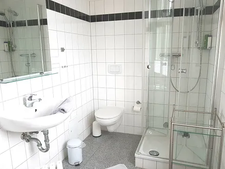 Das Badezimmer mit Tageslicht