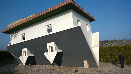 Unternehmungen: Das auf dem Kopf stehende Haus in Trassenheide