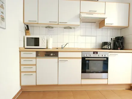 Küchenzeile mit allen notwendigen Küchengeräten