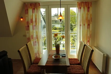 Esstisch mit Blick auf den Balkon / Garten