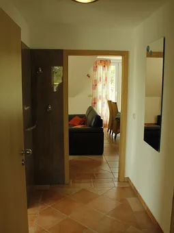 Blick in den Flur und das Wohnzimmer