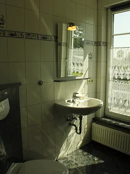 Tageslicht-Bad mit Dusche 