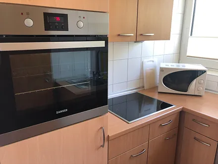 Einbauküche mit Ceranfeld und Backofen