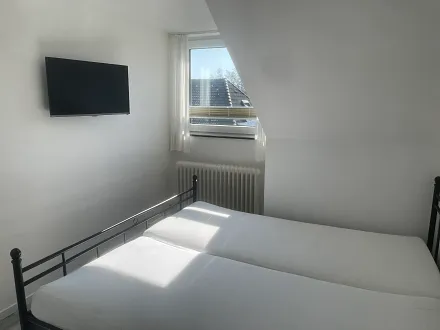Schlafzimmer 2 mit TV und Doppelbett