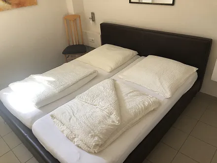 Schlafzimmer mit Doppelbett