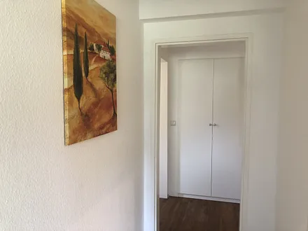 Blick in den Flur mit Einbauschrank