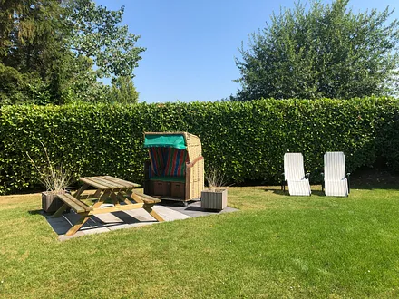 Garten mit Strandkorb und Sitzplätzen