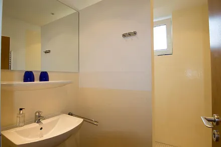 Badezimmer mit Dusche und Waschbecken