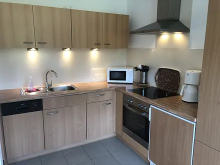 Einbauküche mit Backofen und Geschirrspüler