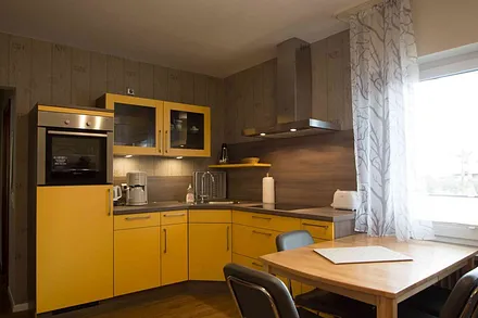 Einbauküche mit Spülmaschine und Backofen