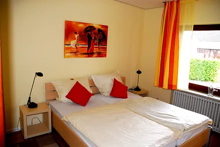 Schlafzimmer mit Doppelbett und 2. TV