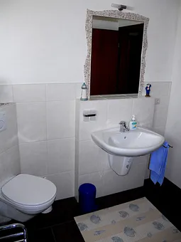 Badezimmer mit unterfahrbarem Waschbecken