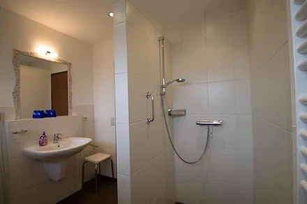 Badezimmer mit ebenerdiger Dusche